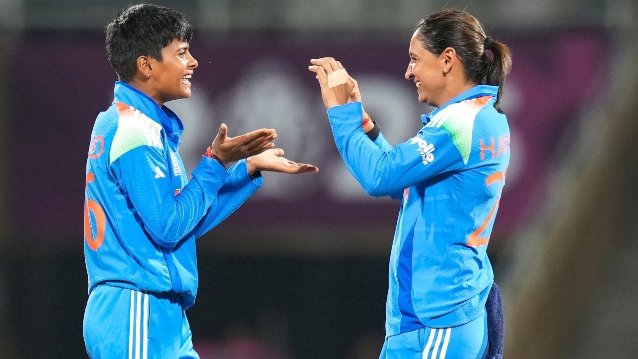 સેમિફાઇનલ શેડ્યૂલ, ટીમ ઇન્ડિયા કોનો સામનો કરશે?હવે સવાલ એ છે કે, મહિલા વનડે વર્લ્ડ કપ 2025ની સેમિફાઈનલમાં કઈ ટીમની કોની સાથે ટકકર થશે. મહિલા વનડે વર્લ્ડકપ 2025ની પહેલી સેમિફાઈનલ 29 ઓક્ટોબરના રોજ ગુવાહાટીમાં રમાશે. જેમાં ટીમ ઈન્ડિયાનું રમવું નક્કી છે.