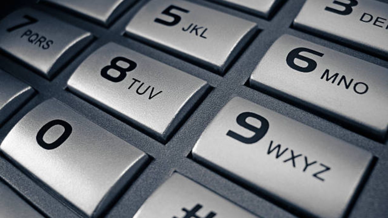 10 અંકોનું રહસ્ય શું છે?: નેશનલ નંબરિંગ પ્લાન (NNP) ને કારણે ભારતમાં બધા ફોન નંબર 10 અંક લાંબા છે. 2003 સુધી, ભારત 9-અંકના ફોન નંબરનો ઉપયોગ કરતું હતું. જોકે ઝડપથી વધતી વસ્તી અને ઘણા નવા ફોન નંબરોની જરૂરિયાતને પહોંચી વળવા માટે TRAI એ આ સંખ્યા વધારીને 10 અંક કરી.