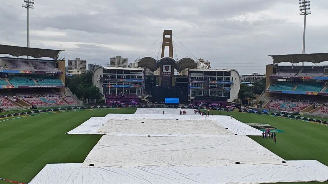 આનું એક મુખ્ય કારણ એ છે કે મુંબઈમાં સમયાંતરે વરસાદ પડી રહ્યો છે. આગામી 48-72 કલાકમાં મુંબઈમાં ભારે વરસાદ અને તેજ પવનની આગાહી છે. આનાથી ભારત અને ઓસ્ટ્રેલિયા વચ્ચેની બીજી સેમિફાઈનલ પર અસર પડી શકે છે. 30 ઓક્ટોબરે નવી મુંબઈમાં રમાનારા સેમિફાઈનલ મેચ દરમિયાન બપોરે વરસાદની શક્યતા 69 ટકા છે. આ દિવસે કુલ 3.8 મીમી વરસાદ પડવાની શક્યતા છે.