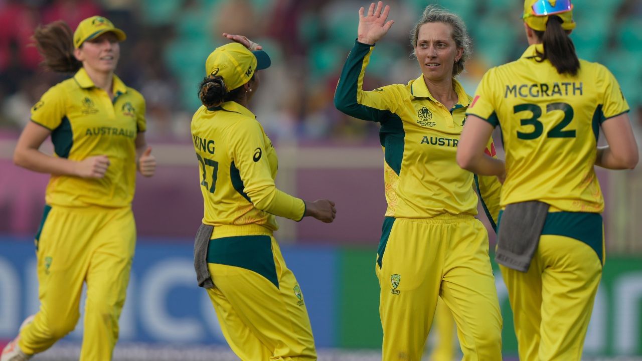 ભારત અને ઓસ્ટ્રેલિયા વચ્ચે સેમિફાઈનલ મેચ 30 ઓક્ટોબરના રોજ રમાશે.જો આ દિવસે વરસાદની શક્યતા 20 ટકા છે. સારી વાત તો એ છે કે, ટૂર્નામેન્ટની સેમિફાઈનલ મેચ માટે રિઝર્વ ડે રાખવામાં આવ્યો છે. એટલે કે, જો 30 ઓક્ટોબરના રોજ વરસાદ આવે છે તો રિઝર્વ ડેના રોજ મેચ રમાશે.