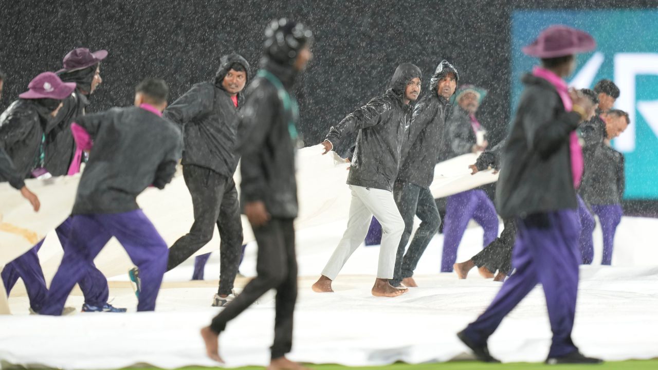 જો આવી સ્થતિ સેમિફાઈનલમાં થાય છે તો ભારત માટે મુશ્કેલ થઈ શકે છે. કારણ કે, તેના 7 અંક જ છે. જ્યારે ઓસ્ટ્રેલિયાની ટીમના 13 અંક સાથે ટોપ પર છે. એટલે કે, ઓસ્ટ્રેલિયાની ટીમ ફાઈનલમાં એન્ટ્રી કરશે.