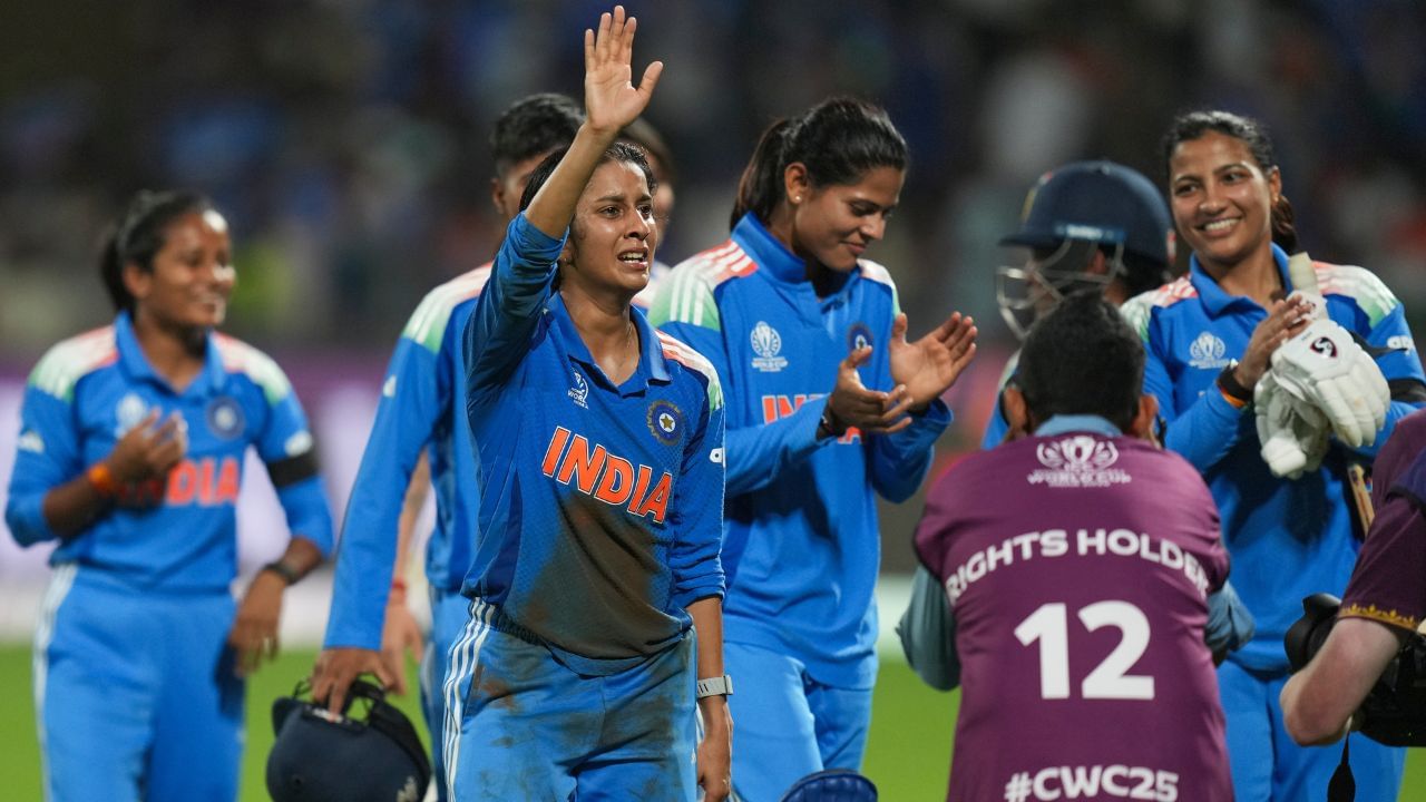 આ સાથે હવે એ નક્કી થઈ ગયું છે કે, 25 વર્ષ બાદ મહિલા ક્રિકેટને એક નવી ચેમ્પિયન ટીમ મળશે. વર્લ્ડકપની શરુઆત 30 સપ્ટેમ્બરના રોજ ગુવાહાટીમાં ભારત અને શ્રીલંકાની મેચ સાથે થઈ હતી. હવે 30 ઓક્ટોબરના રોજ ડીવાઈ પાટિલ સ્ટેડિયમમાં ટૂર્નામેન્ટની બીજી સેમિફાઈનલ રમાઈ હતી.