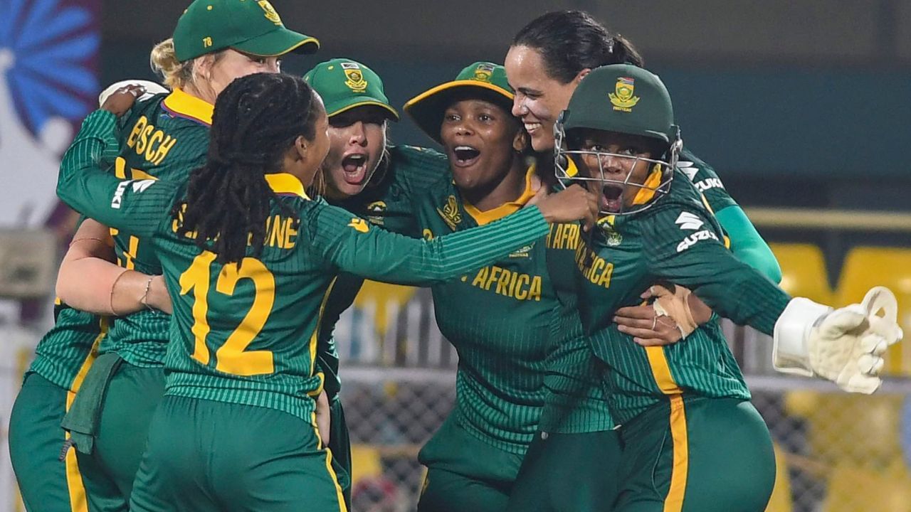 ઓસ્ટ્રેલિયાની મહિલા ટીમે પહેલા બેટિંગ કરી અને 338 રનનો મોટો સ્કોર ભારતને આપ્યો હતો. જેમાં જેમિમા રોડ્રિગ્ઝના રેકોર્ડ સદી અને કેપ્ટન હરમનપ્રીત કૌરની યાદગાર ઈનિગ્સ પર ટીમ ઈન્ડિયાએ 5 વિકેટથી આ મેચ જીતી ફાઈનલમાં સ્થાન બનાવ્યું છે.