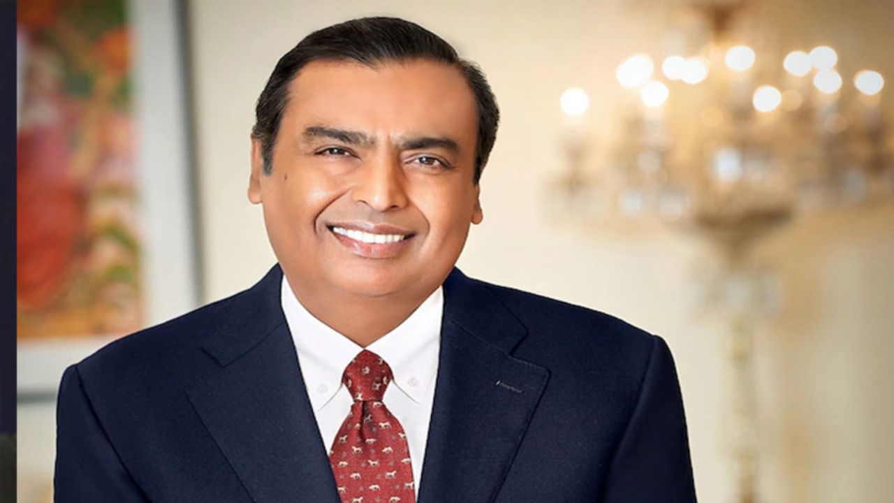 મુકેશ અંબાણી અને તેમનો પરિવાર ફરી એકવાર ભારતના સૌથી ધનિક બની ગયા છે, તેમનું કુલ નેટવર્થ રૂ. 9.55 લાખ કરોડ છે. અંબાણીએ હિલ ગ્રેન્જ હાઈસ્કૂલમાંથી શિક્ષણ લીધું, ત્યારબાદ યુનિવર્સિટી ઓફ મુંબઈમાંથી સાઈન્સમાં એન્જિનિયરિંગની ડિગ્રી મેળવી. તેમણે સ્ટેનફોર્ડ યુનિવર્સિટીમાંથી એમબીએનો અભ્યાસ શરૂ કર્યો હતો, પરંતુ પછી તેમણે અભ્યાસ અધૂરો રાખી પોતાના પિતા સાથે વ્યવસાયમાં જોડાયા.