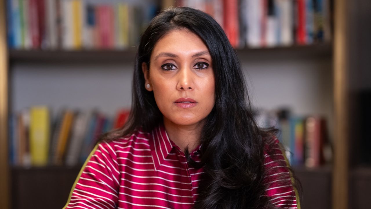 રોશની નાદાર મલ્હોત્રાએ નોર્થવેસ્ટર્ન યુનિવર્સિટીમાંથી કોમ્યુનિકેશન્સમાં બેચલર ડિગ્રી મેળવી અને ત્યારબાદ કેલોગ સ્કૂલ ઓફ મેનેજમેન્ટમાંથી એમબીએ પૂર્ણ કર્યું. કેલોગ દરમિયાન તેમણે ડીનની ડિસ્ટિંગ્વિશ્ડ સર્વિસ એવોર્ડ જીત્યો હતો. 2023માં કેલોગે તેમને સમાજ માટેના યોગદાન બદલ શાફ્નર એવોર્ડથી સન્માનિત કર્યા હતા.