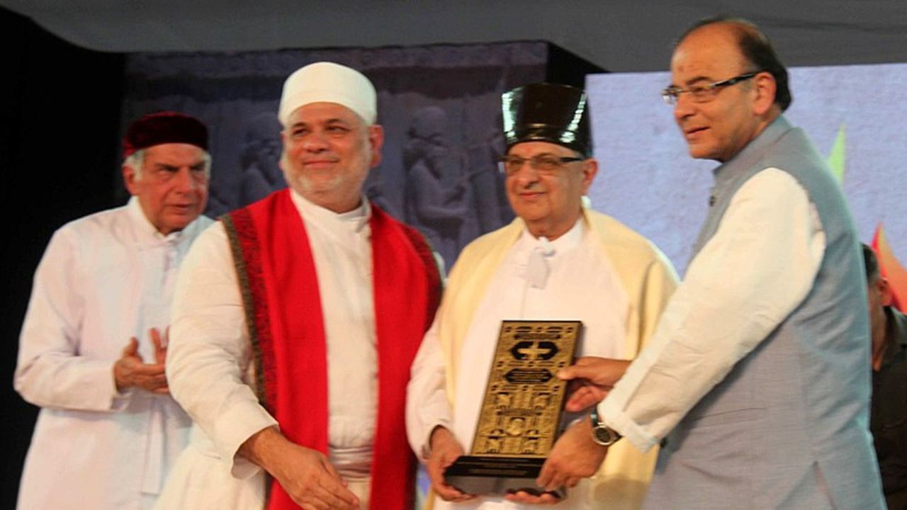 સાપરસ એસ. પૂનાવાલાએ પુણેની બિશપ્સ સ્કૂલમાંથી પ્રાથમિક શિક્ષણ મેળવ્યું. તેમણે 1966માં બૃહાન મહારાષ્ટ્ર કોલેજ ઓફ કોમર્સ (BMCC) માંથી ગ્રેજ્યુએશન કર્યું. 1988માં તેમણે પુણે યુનિવર્સિટીમાંથી પીએચડી મેળવી — તેમનું થિસિસ શીર્ષક હતું “Improved Technology in the Manufacture of Specific Anti-toxins and its Socio-Economic Impact on the Society.” તેમના વૈશ્વિક રસીકરણ અને દાનકાર્ય માટેના યોગદાન બદલ, તેમને ઓક્સફોર્ડ યુનિવર્સિટી (2019) દ્વારા ડોક્ટર ઓફ સાયન્સ (હોનોરિસ કૌસા) અને યુનિવર્સિટી ઓફ મેસાચ્યુસેટ્સ (2018) દ્વારા ડોક્ટર ઓફ હ્યુમેન લેટર્સ (હોનરરી) એનાયત કરવામાં આવી હતી.