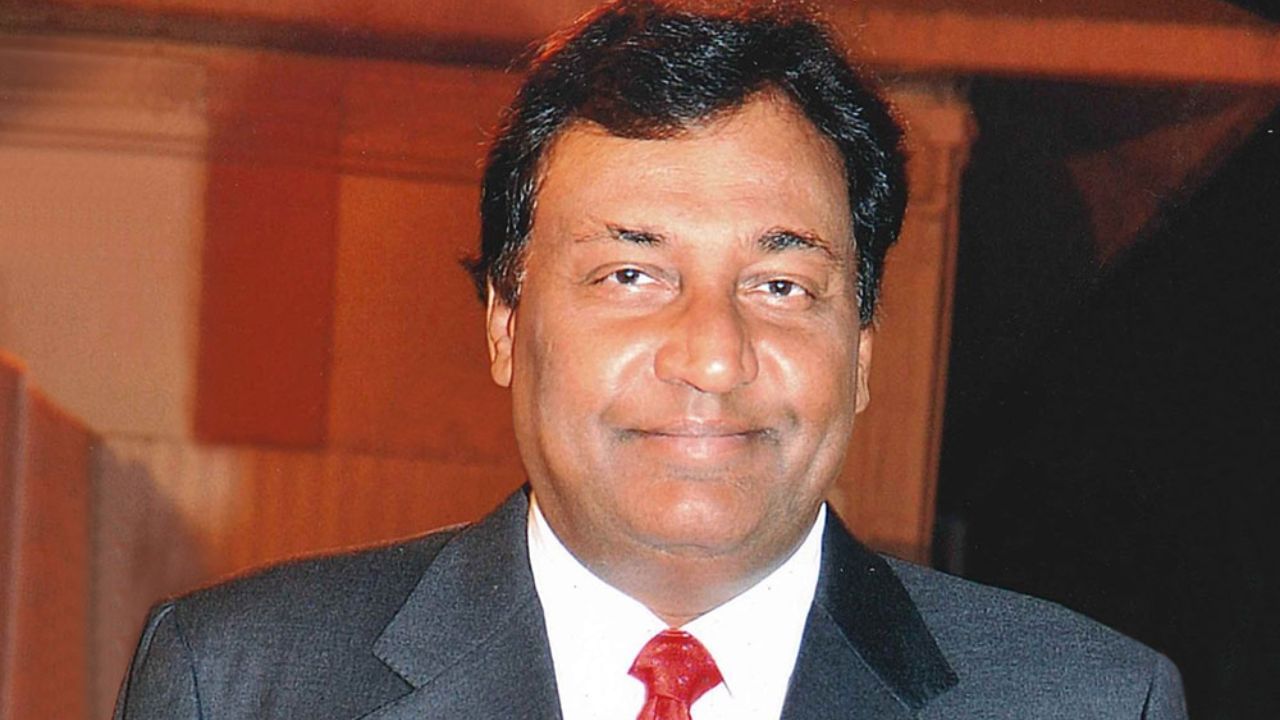 નીરજ બજાજનો જન્મ 10 ઓક્ટોબર, 1954ના રોજ થયો હતો. તેમણે કેથેડ્રલ એન્ડ જ્હોન કોનન સ્કૂલમાંથી અભ્યાસ પૂર્ણ કર્યો. તેમણે સાયડનહામ કોલેજ ઓફ કોમર્સ એન્ડ ઇકોનોમિક્સ, મુંબઈમાંથી બેચલર ઓફ કોમર્સની ડિગ્રી મેળવી અને ત્યારબાદ હાર્વર્ડ બિઝનેસ સ્કૂલ, બોસ્ટનમાંથી એમબીએ પૂર્ણ કર્યું.