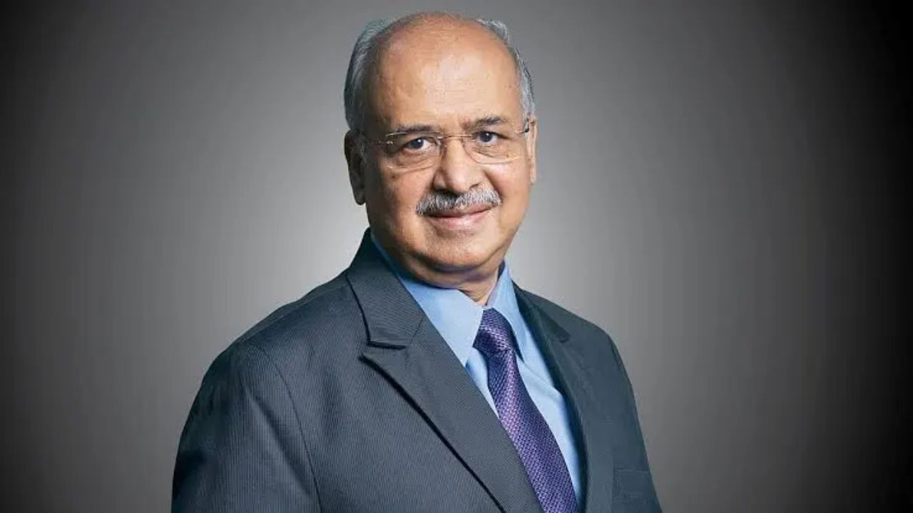 દિલીપ સંઘવીએ જે.જે. અજમેરા હાઈસ્કૂલમાં અભ્યાસ કર્યો અને ત્યારબાદ યુનિવર્સિટી ઓફ કલકત્તામાંથી બેચલર ઓફ કોમર્સની ડિગ્રી મેળવી. તેઓ સન ફાર્માસ્યુટિકલ ઇન્ડસ્ટ્રીઝ લિમિટેડના મેનેજિંગ ડિરેક્ટર છે.