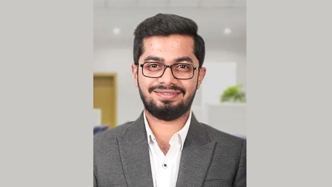 શાશ્વત નાકરાણીએ 2015 થી 2019 દરમિયાન ઇન્ડિયન ઇન્સ્ટિટ્યૂટ ઓફ ટેકનોલોજી, દિલ્હી (IIT Delhi) માંથી ટેક્સટાઈલ ટેકનોલોજીમાં બેચલર ડિગ્રી મેળવી. તેમણે ત્રીજા વર્ષ દરમિયાન, 19 વર્ષની ઉંમરે, આશનીર ગ્રોવર સાથે મળીને BharatPeની સ્થાપના કરી.