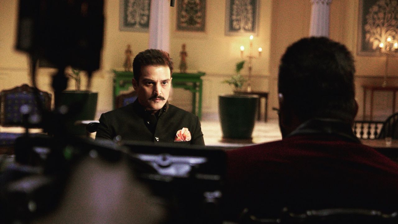 અભિનેતાએ પોસ્ટ ગ્રેજ્યુએટ ગવર્નમેન્ટ કોલેજ 11, ચંદીગઢ અને પંજાબ યુનિવર્સિટીમાંથી સ્નાતકની ડિગ્રી પૂર્ણ કરી હતી.શેરગિલના એક પિતરાઈ ભાઈએ તેમને ફિલ્મ ઉદ્યોગમાં પોતાનું નસીબ અજમાવવા માટે સમજાવ્યા પછી મુંબઈ ગયા હતા. 