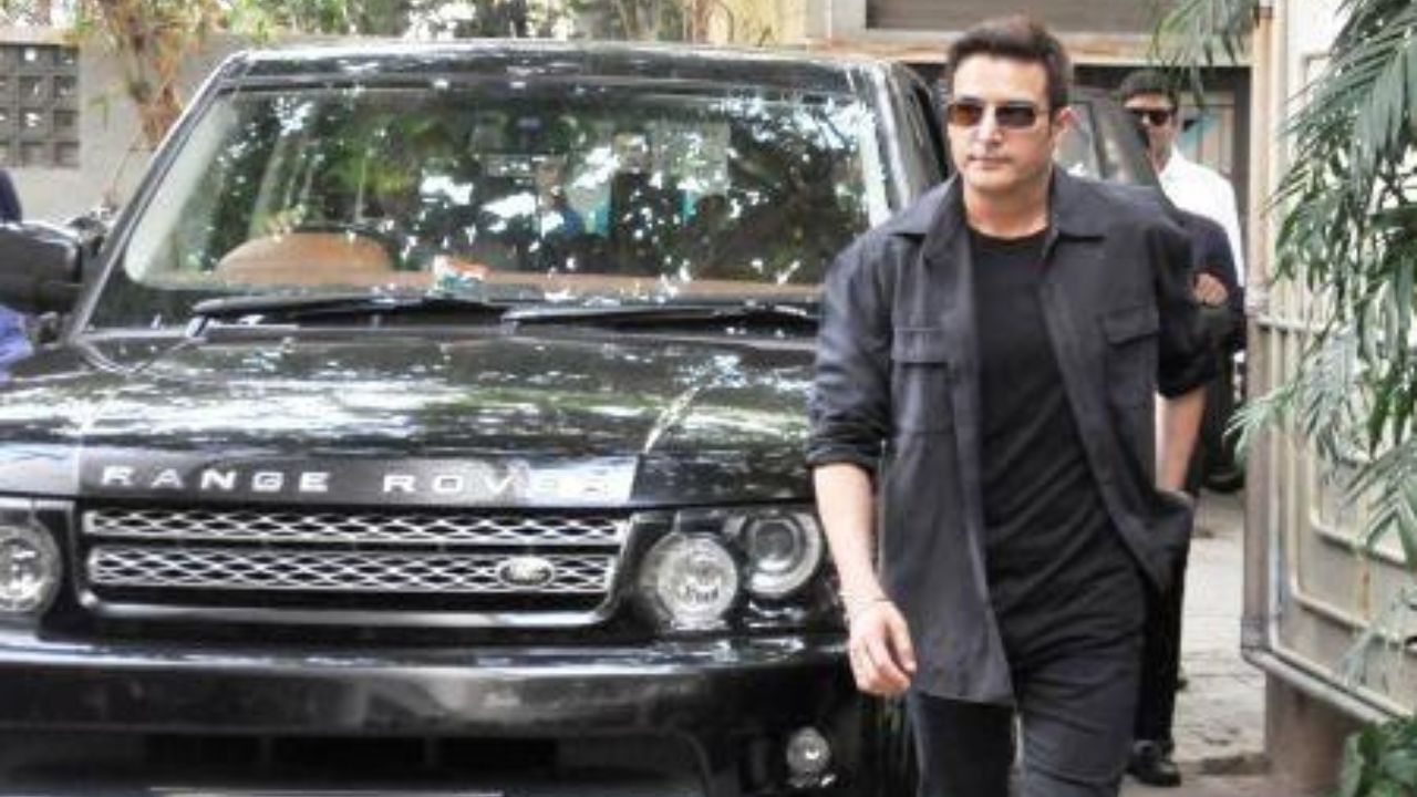  તેમની સૌથી વધુ કમાણી કરનારી ફિલ્મોમાં કોમેડી-ડ્રામા લગે રહો મુન્ના ભાઈ (2006), ડ્રામા માય નેમ ઇઝ ખાન (2010) અને રોમેન્ટિક કોમેડી તનુ વેડ્સ મનુ: રિટર્ન્સ (2015) માં સહાયક ભૂમિકાઓ હતી. બાદમાં તેમને શ્રેષ્ઠ સહાયક અભિનેતા માટે ફિલ્મફેર એવોર્ડ માટે નામાંકન મળ્યું હતુ.