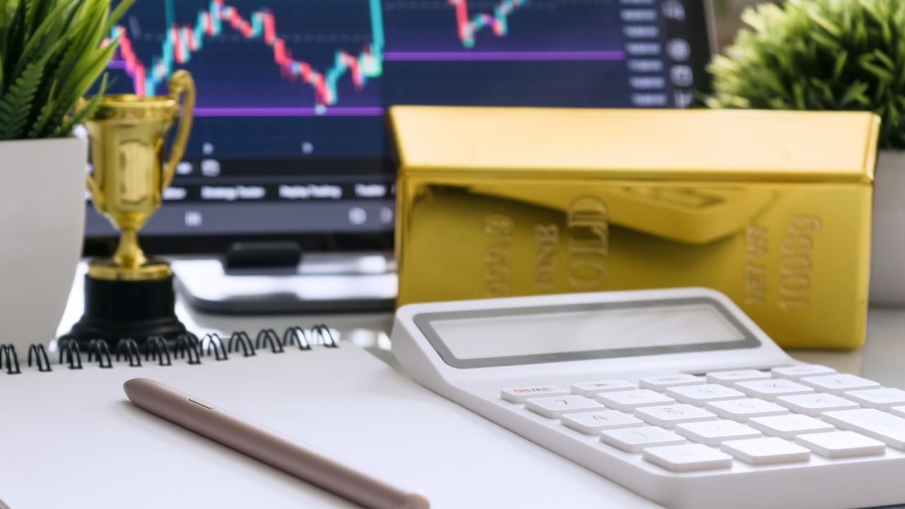 ડિજિટલ સોનું 24-કેરેટ અથવા 99.99% શુદ્ધ સોનું છે. તેમાં ચાર્જ લેવા કે બગાડવાની ઝંઝટ નથી, અને તે સુરક્ષિત, વીમાકૃત તિજોરીઓમાં સંગ્રહિત થાય છે. સૌથી મહત્વની વાત એ છે કે તમે અઠવાડિયાના 7 દિવસ, દિવસના 24 કલાક, કોઈપણ રકમમાં સોનું ખરીદી અથવા વેચી શકો છો. તમે 1 રૂપિયા અથવા 10 લાખ રૂપિયાથી શરૂઆત કરી શકો છો. જો તમે ઈચ્છો, તો તમે પછીથી સિક્કા અથવા બારના રૂપમાં સોનાની ભૌતિક ડિલિવરી પણ લઈ શકો છો.