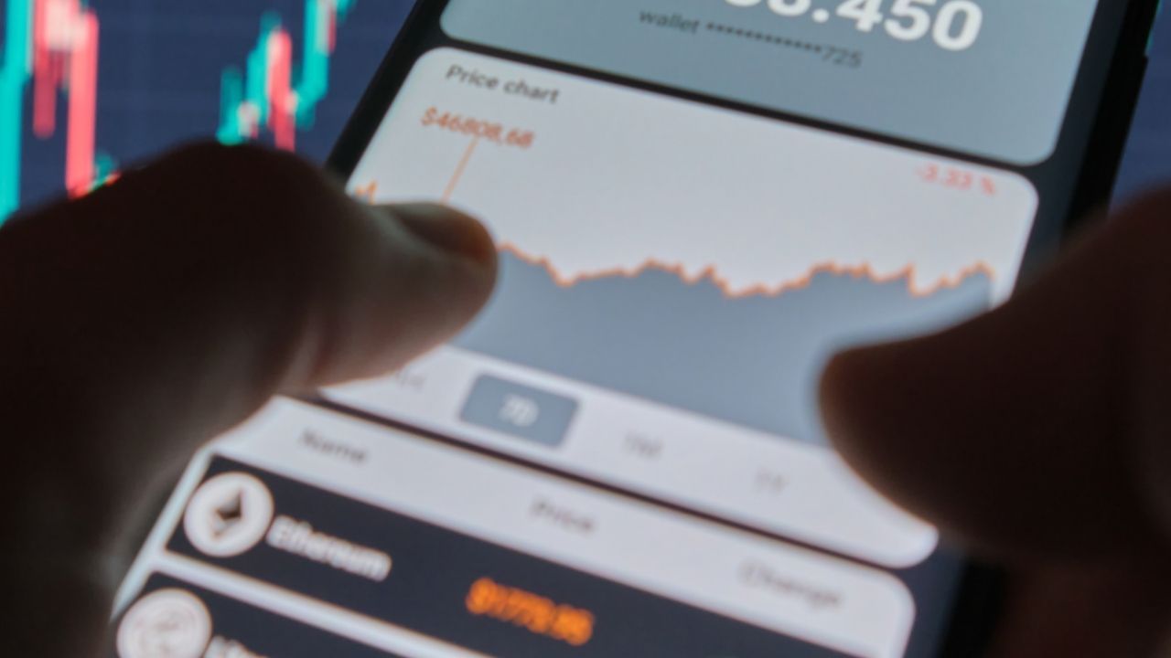 ડિજિટલ સોનાની સૌથી મહત્વપૂર્ણ વિશેષતા એ છે કે રોકાણ શરૂ કરવા માટે તમારે મોટી રકમની જરૂર નથી. તમે 1 રૂપિયા કે 10 રૂપિયાથી શરૂઆત કરી શકો છો અને સિસ્ટમેટિક ઇન્વેસ્ટમેન્ટ પ્લાન (SIP) દ્વારા દર મહિને નાની રકમનું રોકાણ કરીને ધીમે ધીમે તમારી સોનાની બચત વધારી શકો છો. તેને ડીમેટ એકાઉન્ટની પણ જરૂર નથી, જે તેને શિખાઉ રોકાણકારો માટે એક સરળ વિકલ્પ બનાવે છે.