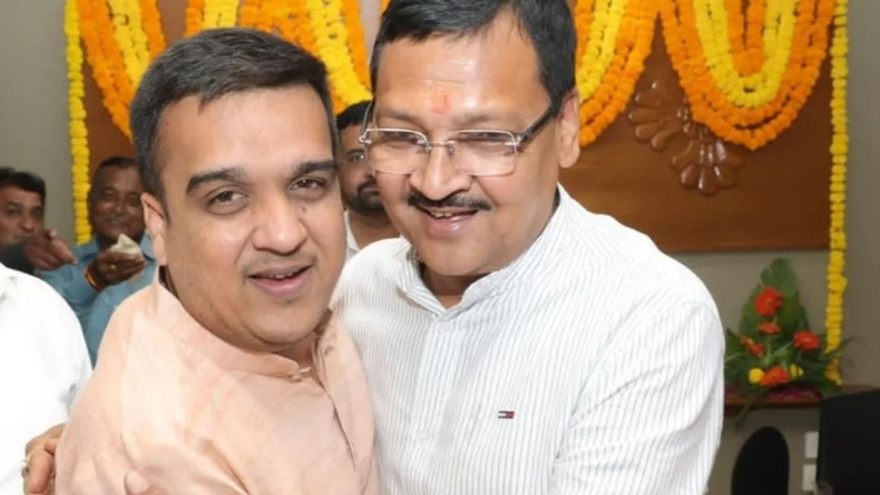 ઈશ્વરસિંહ પટેલે પ્રથમ વખત સંસદીય સચિવ તરીકે શપથ વર્ષ 2009માં લીધા હતા. ત્યારબાદ બીજી વખત રાજ્ય સરકારના મંત્રી તરીકે 2011માં શપથ લીધા હતા. ત્રીજી વખત રાજ્યસરકારના મંત્રી તરીકે વર્ષ 2016માં શપથ લીધા હતા.