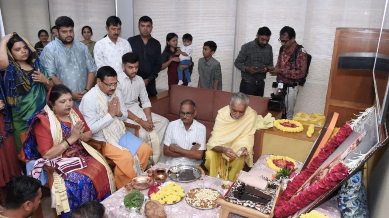 તેઓ વિજય રૂપાણી મંત્રીમંડળમાં 2017 થી 2022 સુધી ગુજરાત સરકારમાં પરિવહન, સહકાર, રમતગમત, યુવા અને સાંસ્કૃતિક પ્રવૃત્તિઓના રાજ્ય મંત્રી હતા.