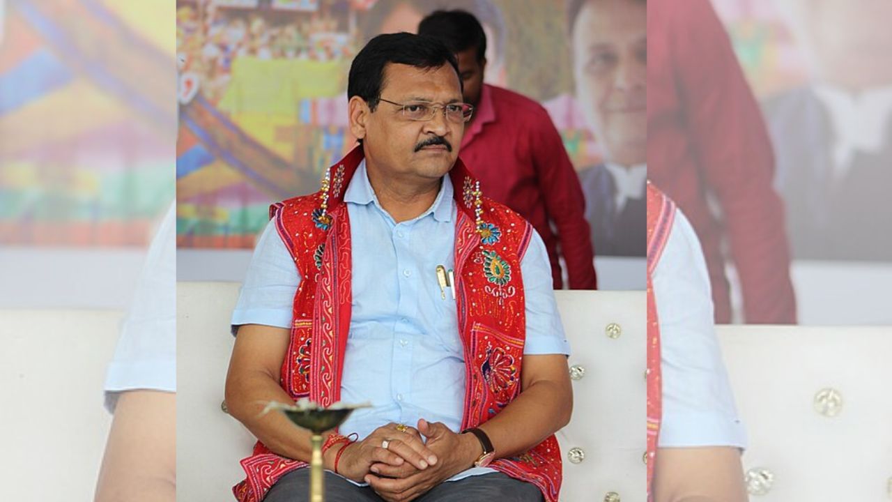 ઈશ્વરસિંહ ઠાકોરસિંહજી પટેલનો જન્મ 25 જૂન 1965 (ઉંમર 60) રોજ  કુડાદરા ગામમાં થયો છે. તેઓ ખેતી સાથે પણ સંકળાયેલા છે.