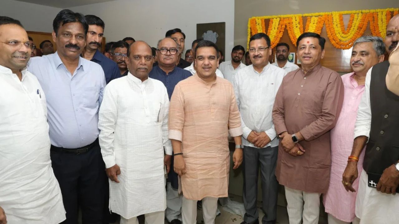 અંકલેશ્વરના ધારાસભ્ય ઈશ્વરસિંહ ઠાકોરસિંહજી પટેલને ગુજરાત સરકારના મંત્રીમંડળમાં સ્થાન મળ્યું છે. તેમને રાજ્યકક્ષાના પાણી પુરવઠા અને જળ સંપત્તિ મંત્રી તરીકે જવાબદારીઓ સોંપવામાં આવી છે. તો ઈશ્વરસિંહ ઠાકોરસિંહજી પટેલના પરિવાર વિશે જાણો