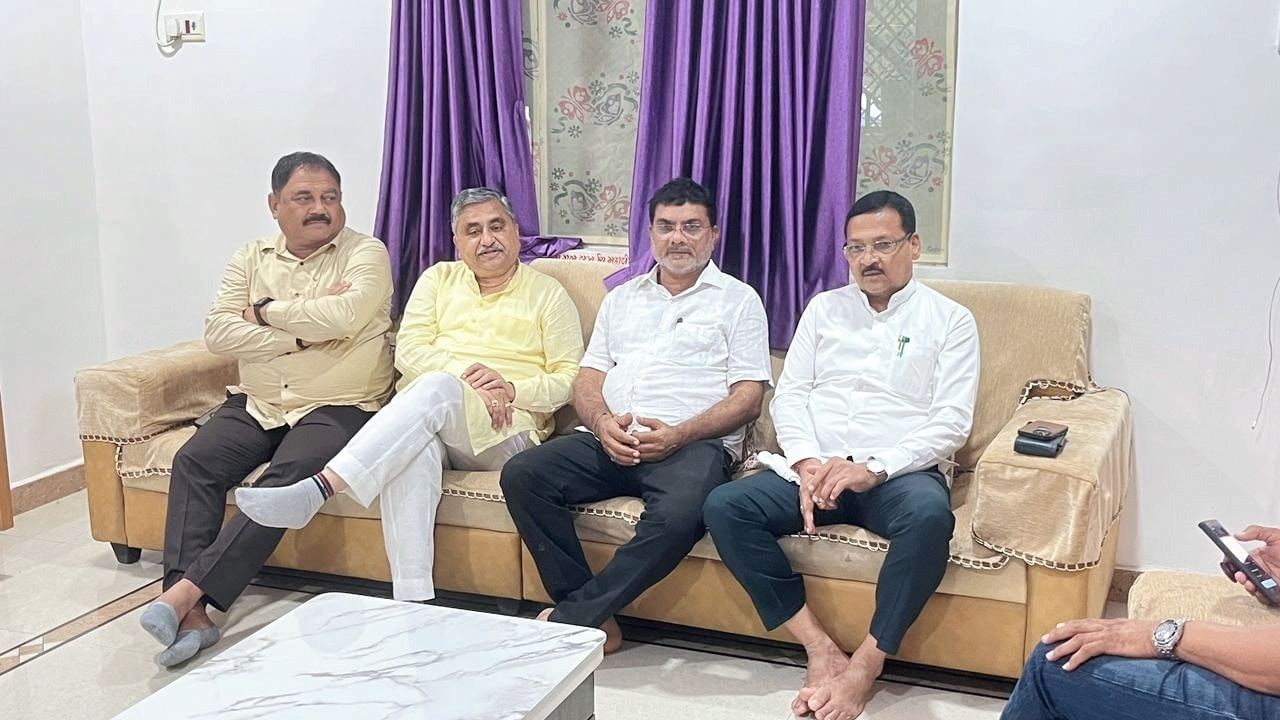 ઈશ્વરસિંહ ઠાકોરસિંહજી પટેલે બી. એ., એલએલ. બીનો અભ્યાસ કર્યો છે. તેમને વાંચન, વ્‍યાયામ, પ્રવાસ, રમતગમત, વૃક્ષારોપણ, સમાજસેવામાં રુચિ છે. તેઓ બ્રાઝિલ, દક્ષિણ આફ્રિકા, દુબઈ, સિંગાપોર, મલેશિયા, થાઇલેન્ડ, શારજાહ, અબુધાબી, અમેરિકા, ઝાંબીયાની મુલાકાત લઈ ચૂક્યા છે.