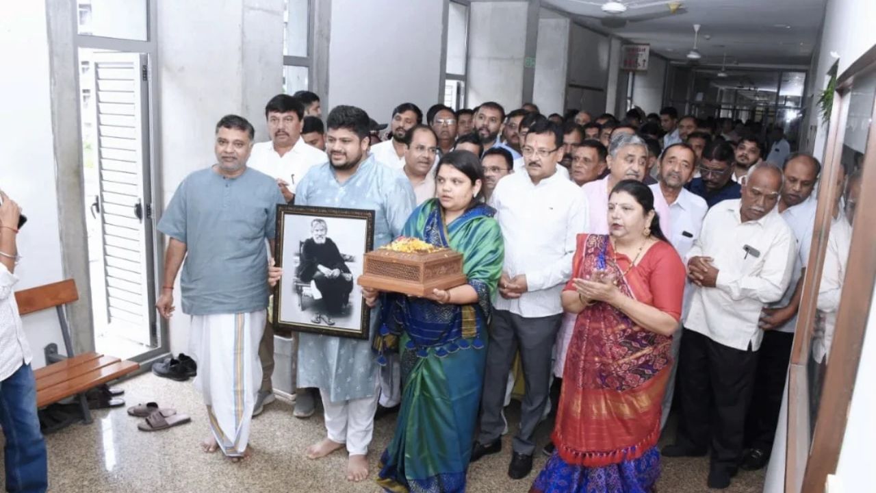 ઈશ્વરસિંહ ઠાકોરસિંહજી પટેલે સોશિયલ મીડિયા પર પોસ્ટ શેર કરી છે.અંકલેશ્વર-હાંસોટ મત વિસ્તારનું રાજ્ય સરકારમાં સતત પાંચમી વાર પ્રતિનિધિત્વ કરી રહ્યા છે.