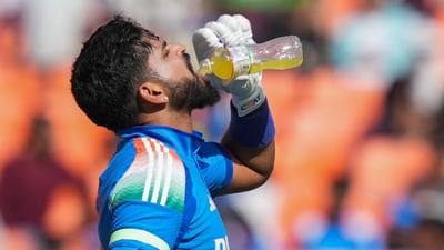 સિડનીમાં રમાયેલી છેલ્લી વનડે મેચમાં ભારતીય ટીમને 9 વિકેટથી જીત મળી છે. સીરિઝ તો પહેલા ઓસ્ટ્રેલિયાના હાથમાં હતી પરંતુ ટીમ ઈન્ડિયાને ક્લીન સ્વીપ કરી શકી નહી. આ જીતે ભારતીય ચાહકોને રોહિત શર્મા અને વિરાટ કોહલીનું ફોર્મ તો જોવા મળ્યું પરંતુ ટીમ ઈન્ડિયાનો સ્ટાર બેટ્સમેન શ્રેયસ અય્યરને મોટો ઝટકો લાગ્યો છે. આ મેચમાં ફીલ્ડિંગ દરમિયાન કેચ લેવાના ચકકરમાં ઐયર ઈજાગ્રસ્ત થયો છે. જેનાથી તે થોડા સમય ક્રિકેટથી દુર રહેશે.