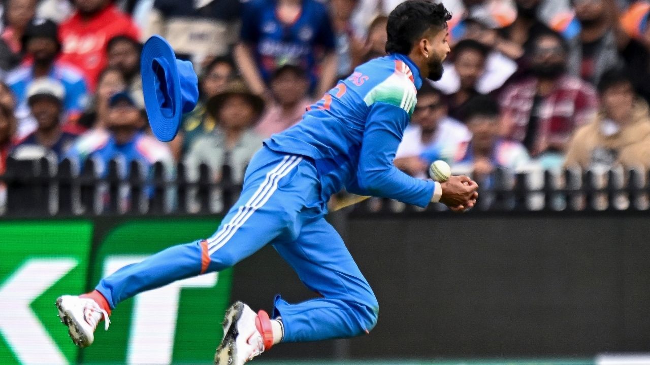 પરંતુ સમાચાર એજન્સી પીટીઆઈના એક રિપોર્ટમાં ખુલાસો થયો કે, ઐયરને ડાબી પાંસળીમાં ઈજા થઈ છે, જેના કારણે તેઓ આગામી થોડા દિવસો સુધી ક્રિકેટથી દૂર રહેશે. બીસીસીઆઈના સૂત્રોને ટાંકીને અહેવાલમાં કહેવામાં આવ્યું છે કે, પ્રાથમિક તપાસમાં એવું જાણવા મળ્યું છે કે ઐયરની પાંસળીમાં ફ્રેક્ચર થયું છે.