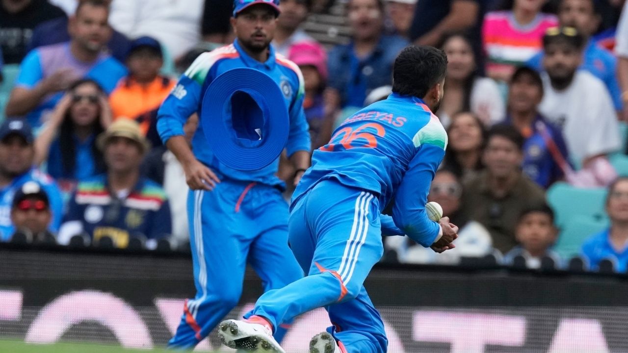  BCCIના સુત્રોએ જણાવ્યું કે, જો ઐયરની પાંસળીઓમાં હેયર લાઈન ફ્રેકચર આવ્યું તો તેને ફરી લાંબા સમય સુધી બ્રેક લેવો પડશે. હાલમાં તે સાઉથ આફ્રિકામાં રમાનારી સીરિઝમાં રમે તે નક્કી નથી. (all photo : pti)