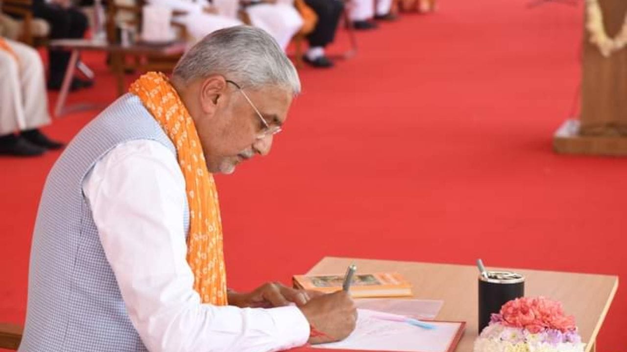 જગદીશ ઈશ્વરભાઈ વિશ્વકર્માની પર્સનલ લાઈફ વિશે જો આપણે વાત કરીએ તો જગદીશ વિશ્વકર્માએ અલ્કાબેન પંચાલ સાથે લગ્ન કર્યા છે. જગદીશ પંચાલના પિતાનું નામ ઈશ્વરભાઈ વિશ્વકર્મા પંચાલ છે.
