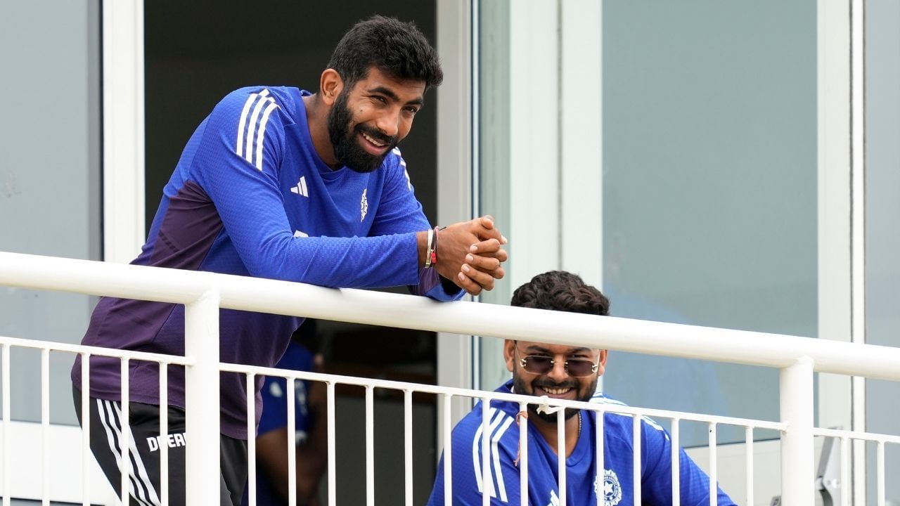 જસપ્રીત બુમરાહે અત્યારસુધી 3 ફોર્મેટમાં ઓસ્ટ્રેલિયામાં શાનદાર પ્રદર્શન કર્યું છે. જેમાં હવે 5 મેચની ટી20 સીરિઝણાં તેની પાસે ટીમ ઈન્ડિયાના પૂર્વ ખેલાડી રવિચંદ્રન અશ્વિનને પાછળ છોડવાની તક છે. 