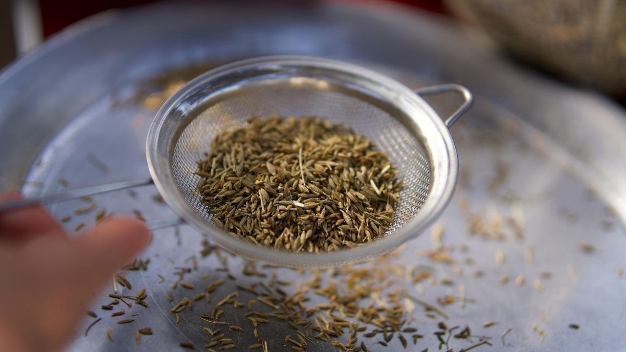 આયુર્વેદ નિષ્ણાત કિરણ ગુપ્તા સમજાવે છે કે જીરું પાણી ફાઇબર અને કેલ્શિયમનો સ્ત્રોત છે. વજન ઘટાડવા માટે, તમે સવારે ખાલી પેટે જીરું પાણી પી શકો છો.