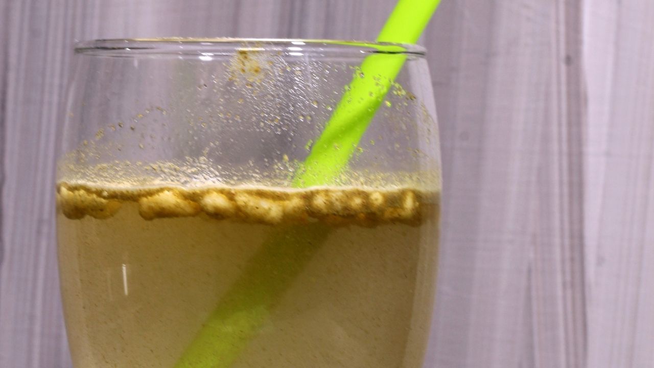 જીરું પાણી પેટને ઠંડુ રાખવામાં મદદ કરે છે. તે પીવાથી પેટ સાફ થાય છે, જે કબજિયાત, એસિડિટી અને ગેસ ઘટાડવામાં મદદ કરી શકે છે. તે ચયાપચયને ઝડપી બનાવવામાં પણ મદદ કરે છે.