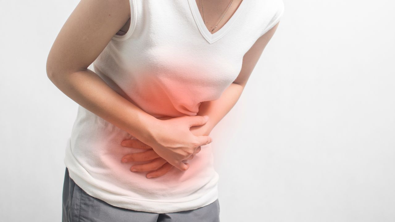 ઉનાળામાં અજમાનું પાણી ટાળવું જોઈએ, કારણ કે તે પાચન સમસ્યાઓનું કારણ બની શકે છે. જોકે, શિયાળામાં તેનું સેવન કરી શકાય છે. તેમાં એન્ટી-બેક્ટેરિયલ ગુણધર્મો છે, જે આંતરડાના સ્વાસ્થ્ય માટે ફાયદાકારક છે.