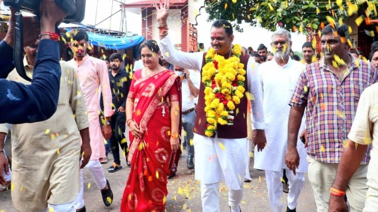 જાન્યુઆરી ૨૦૧૯માં તેમણે રાહુલ ગાંધી અને પ્રિયંકા ગાંધી પર પણ વિવાદાસ્પદ ટિપ્પણી કરી હતી. જો કે તેઓ એ તે માટે પાછળથી માફી માંગી હતી અને કહ્યું હતું કે તેમની ટિપ્પણીને તોડી મરોડીને રજૂ કરાઈ છે,2020માં ભાજપના નવા પ્રદેશ પ્રમુખની નિમણૂક થતાં તેમણે પોતાના પદેથી રાજીનામું આપ્યું હતુ.