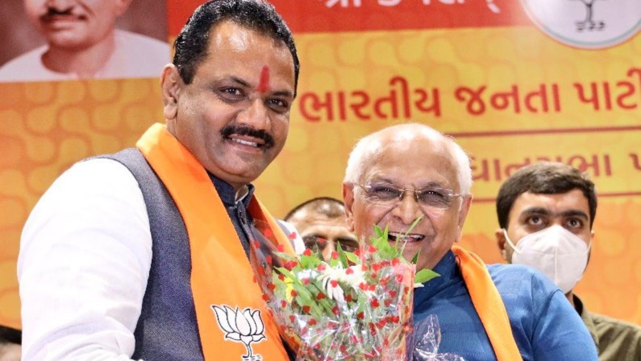 હાલમાં કૃષિ મંત્રી તરીકે કાર્યરત છે. ધારાસભ્ય તરીકે ગુજરાત વિધાનસભામાં ભાવનગર પશ્ચિમ (વિધાનસભા)નું પ્રતિનિધિત્વ કરે છે. તે ભારતીય જનતા પાર્ટી સાથે સંકળાયેલા નેતા છે અને 2016 થી 2020 સુધી ભાજપના ગુજરાત પ્રદેશ પ્રમુખ રહી ચૂક્યા છે.