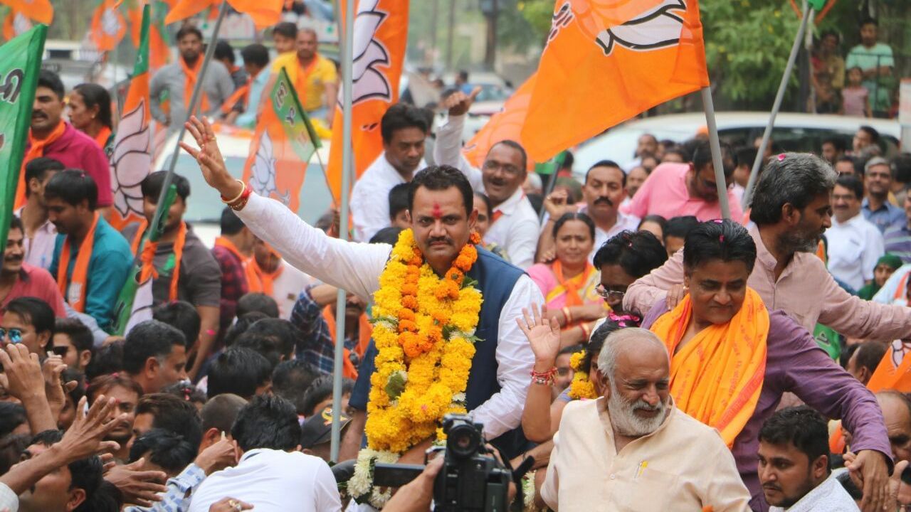 11 સપ્ટેમ્બર 1970ના રોજ જીતુ વાઘાણીનો જન્મ ભાવનગર જિલ્લાનાં વરતેજ ગામમાં થયો હતો. તેમનું પ્રાથમિક શિક્ષણ લાઠીમાં થયું. તેમણે લૉમાં અભ્યાસ કર્યો છે અને આરએસએસના બાળપણથી સ્વયંસેવક છે. 