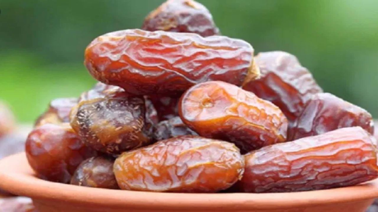 ખજૂરમાં સારી માત્રામાં મેગ્નેશિયમ હોય છે, તેથી તેને ખાવાથી સ્નાયુઓના દુખાવાથી પીડાતા લોકો માટે ફાયદાકારક સાબિત થઈ શકે છે. તેમાં રહેલ વિટામિન A નું પ્રમાણ સારી દૃષ્ટિ જાળવી રાખવામાં મદદ કરી શકે છે. તેને દૂધમાં ઉકાળીને અથવા પલાળીને અથવા સ્મૂધી બનાવીને ખજૂરનું સેવન કરી શકાય છે.