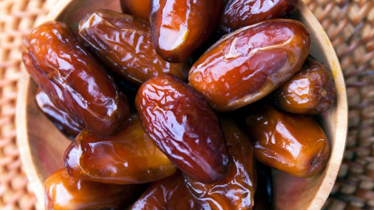 ડૉ. મેધવી ગૌતમ જણાવ્યું કે ખજૂર ખાવાથી શરીરને ઉર્જા મળે છે. શિયાળા દરમિયાન તેને ખાવાથી ખાંસી અને શરદી અટકાવવામાં મદદ મળે છે અને તમારા શરીરને ગરમ રાખે છે. રાત્રે દૂધ સાથે તેને ખાવું આદર્શ છે. તેમાં ગ્લુકોઝ, સુક્રોઝ અને ફ્રુક્ટોઝ જેવી કુદરતી શર્કરા હોય છે, જે ઉર્જા પ્રદાન કરવામાં મદદ કરે છે.