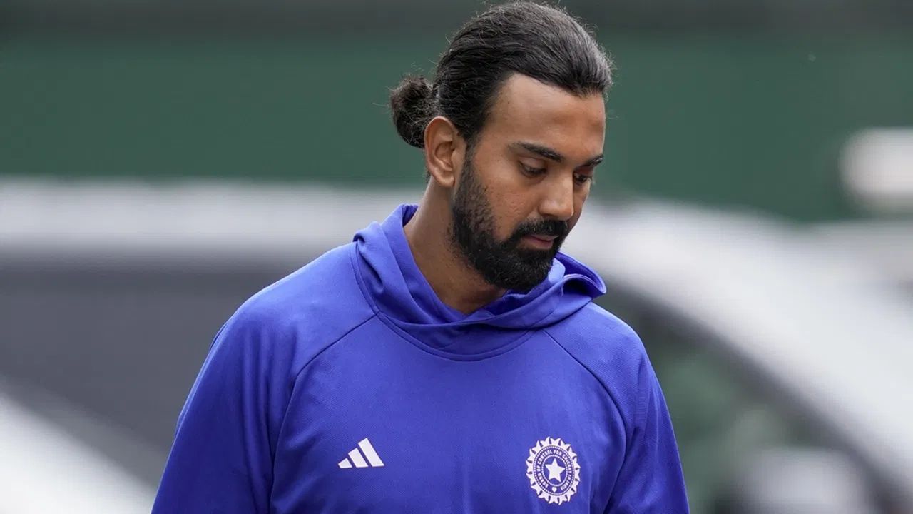 કેએલ રાહુલ હાલમાં દિલ્હી કેપિટલ્સ સાથે છે. ગયા વર્ષે દિલ્હી કેપિટલ્સે તેને ₹14 કરોડમાં ખરીદ્યો હતો. રાહુલે ગયા સિઝનમાં લગભગ 54ની સરેરાશથી 539 રન બનાવ્યા હતા, જેમાં એક સદી અને ત્રણ અડધી સદીનો સમાવેશ થાય છે.