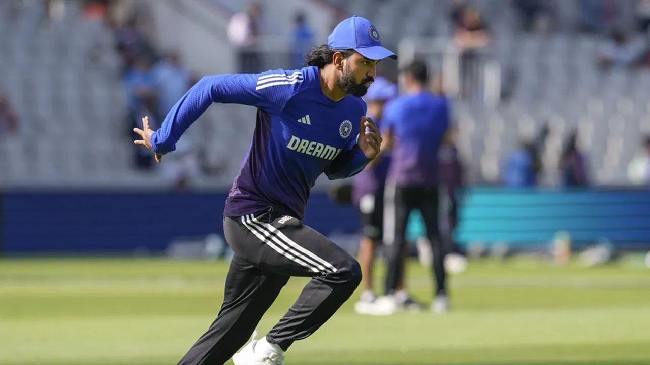 અહેવાલો અનુસાર કેએલ રાહુલ KKR સાથે વાતચીત કરી રહ્યો છે. તે ટીમને કેપ્ટનશીપ, ઓપનિંગ અને વિકેટકીપિંગ સહિત સંપૂર્ણ પેકેજ ઓફર કરી શકે છે. 