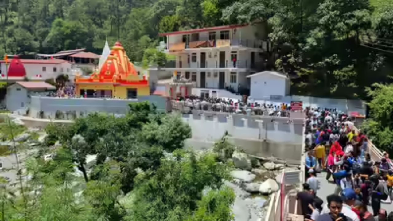 અહીં આવનાર દરેક ભક્ત આ પવિત્ર તીર્થસ્થાનની ઉર્જા ઘરે લઈ જવા માંગે છે. પરંતુ પ્રશ્ન એ છે કે, તમે અહીંથી કઈ વસ્તુઓ પાછી લાવી શકો છો અને શું ફાયદાકારક માનવામાં આવે છે? જો તમે જઈ રહ્યા છો, તો ચાલો તમને જણાવીએ કે મુલાકાત લેવાનો શ્રેષ્ઠ સમય ક્યારે છે.