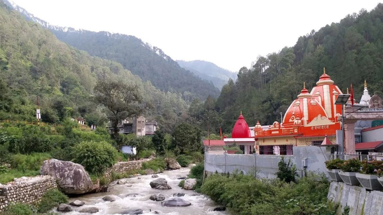 કૈંચી ધામની મુલાકાત લેવાનો સૌથી મહત્વપૂર્ણ અનુભવ મહારાજજીને પ્રસાદ આપવાનો છે. ચણાના લાડુ, ચણા અને હલવાને ખાસ પ્રસાદ માનવામાં આવે છે. ઘરે બનાવેલા સાત્વિક પ્રસાદને ખૂબ જ શુભ માનવામાં આવે છે, અને તેને પરિવારના બધા સભ્યો સાથે વહેંચવાથી અપાર લાભ થાય છે. વધુમાં, કૈંચી ધામની પવિત્ર માટીને દૈવી માનવામાં આવે છે. તેને ઘરે લાવીને પવિત્ર સ્થાન પર મૂકવાથી સકારાત્મક ઉર્જા અને માનસિક શાંતિ જળવાઈ રહે છે. એવું કહેવાય છે કે જ્યાં મહારાજજીની ઉર્જા હોય છે, ત્યાં નકારાત્મકતા પ્રવેશી શકતી નથી.