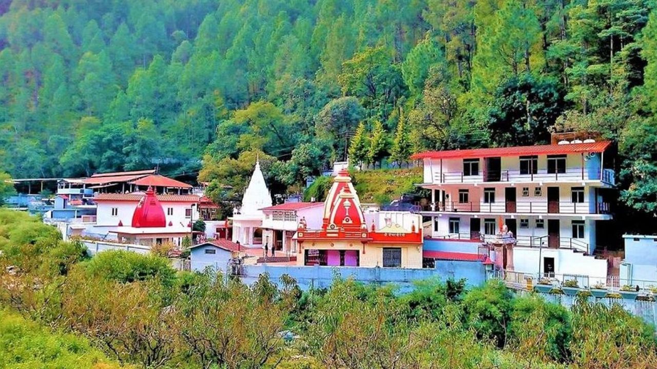 કૈંચી ધામની મુલાકાત લેવાનો શ્રેષ્ઠ સમય માર્ચ અને જૂન અને સપ્ટેમ્બરથી નવેમ્બરનો છે. આ મહિનાઓ દરમિયાન હવામાન સુખદ અને ઠંડુ હોય છે, જે મુસાફરીને આરામદાયક બનાવે છે. ઉનાળામાં હરિયાળી તેની ટોચ પર હોય છે, અને ચોમાસા પછી પર્વતોની સુંદરતામાં વધારો થાય છે. 15 જૂને, બાબા નીમ કરોલી મહારાજનો ભંડારો અહીં યોજાય છે, જ્યારે હજારો ભક્તો દૂર-દૂરથી દર્શન કરવા આવે છે.