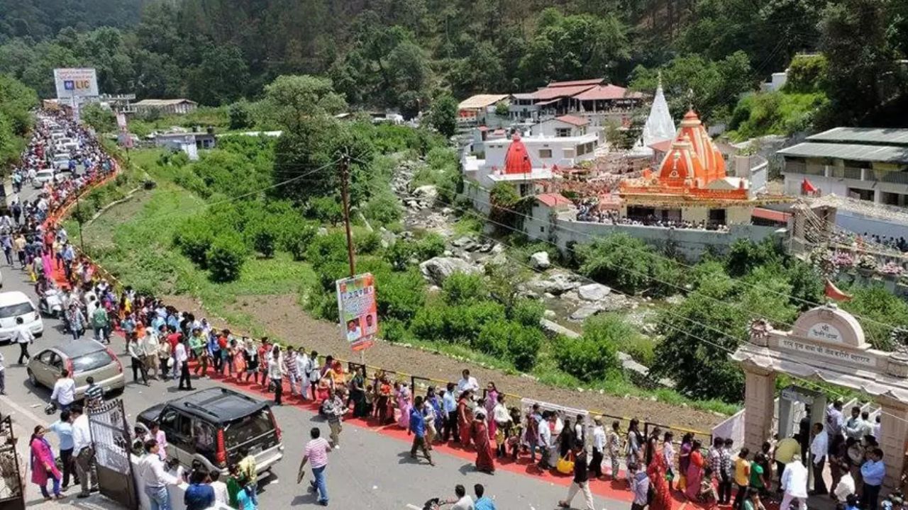 દિલ્હીથી કૈંચી ધામની યાત્રાનો કુલ ખર્ચ પ્રતિ વ્યક્તિ ₹1,200 થી ₹2,500 સુધીનો હોઈ શકે છે, જેમાં બસ/ટ્રેન ભાડું, સ્થાનિક પરિવહન, ખોરાક અને પ્રસાદનો સમાવેશ થાય છે. ખર્ચ તમારા બજેટના આધારે બદલાય છે; એસી બસો વધુ મોંઘી હશે, જ્યારે સસ્તા ખોરાક અને રહેવાના વિકલ્પો ખર્ચ ઘટાડવામાં મદદ કરી શકે છે.