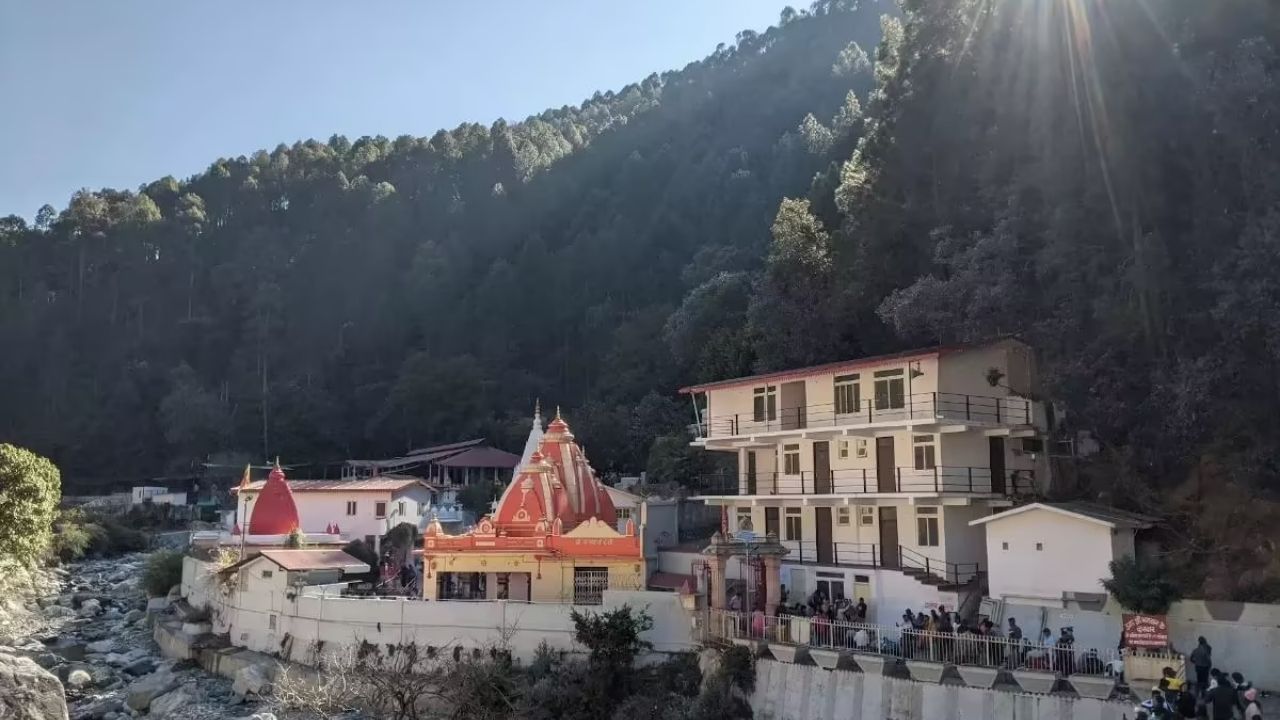 કૈંચી ધામ નૈનીતાલ જિલ્લામાં નૈનીતાલ અને ભુવાલી વચ્ચે સ્થિત છે. સૌથી નજીકનું રેલ્વે સ્ટેશન કાઠગોદામ છે, જે લગભગ 38 કિલોમીટર દૂર છે. કાઠગોદામથી, તમે ટેક્સી અથવા લોકલ બસ દ્વારા સરળતાથી કૈંચી ધામ પહોંચી શકો છો. નજીકનું એરપોર્ટ પંતનગર એરપોર્ટ છે, જે લગભગ 70 કિલોમીટર દૂર છે. દિલ્હીથી રોડ માર્ગે પણ કૈંચી ધામ પહોંચી શકાય છે, જે લગભગ 320 કિલોમીટરનું અંતર કાપે છે.