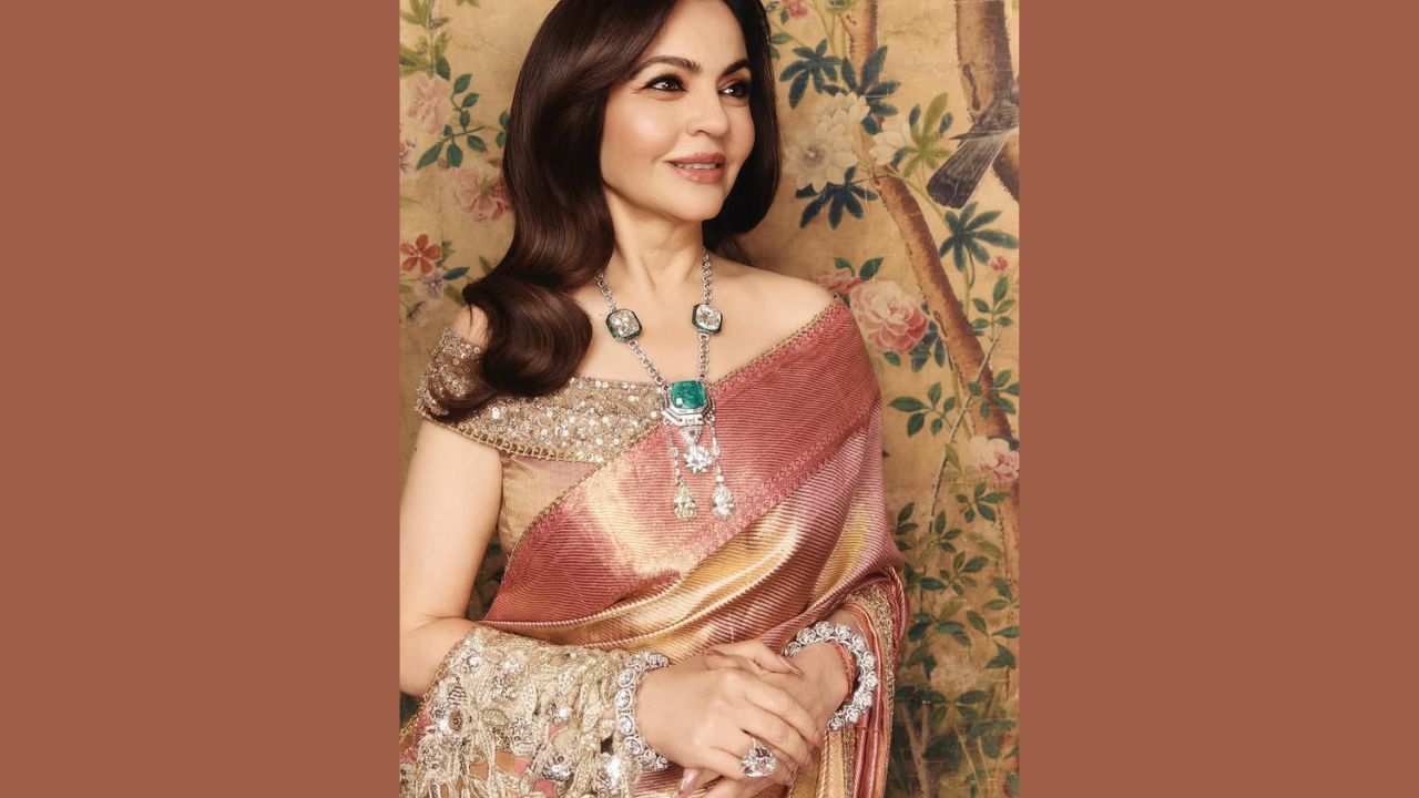 જ્વેલરી ડિઝાઇન: જ્વેલરીની વાત કરીએ તો તેનો નેકલેસ એકદમ સુંદર લાગે છે. તેમાં મધ્યમાં એક મોટો નીલમણિ પથ્થર છે. ડિઝાઇન, અનેક હીરાના સ્ફટિકો સાથે, ઉત્કૃષ્ટ છે. વીંટી પિઅર-આકારના પથ્થરથી જડેલી છે, અને તેણે હીરાની બુટ્ટીઓ અને બ્રેસલેટથી તેના શાહી દેખાવને પૂર્ણ કર્યો છે. તેણે હળવા મેકઅપ અને નરમ તરંગોમાં ખુલ્લા વાળ સાથે તેના દેખાવને બેલેન્સ કર્યો.
