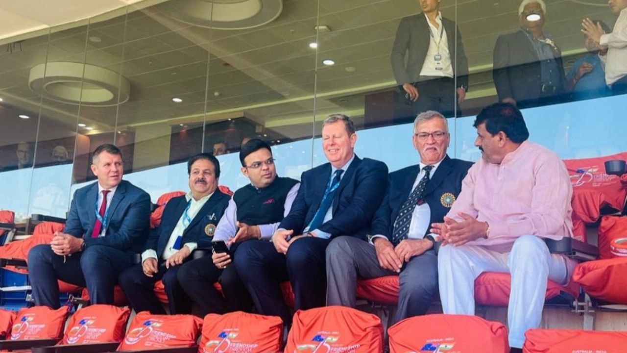 2012માં, "એકમુલાકાત" ના સર્વેક્ષણ પ્રોજેક્ટ દરમિયાન, શાઇનિંગ ઇન્ડિયા ઇન્ફો પ્રાઇવેટ લિમિટેડ દ્વારા ગુજરાતના 182 ધારાસભ્યોમાં કાનાભાઈને બીજો શ્રેષ્ઠ ધારાસભ્ય એવોર્ડ એનાયત કરવામાં આવ્યો હતો. 