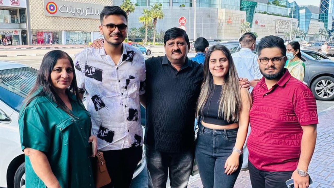 અમદાવાદમાં પાટીદાર અનામત આંદોલન સમિતિ (PAAS)ના નેતા હાર્દિક પટેલની ધરપકડ બાદ ફાટી નીકળેલી હિંસા દરમિયાન તેમની ઓફિસને આગ ચાંપી દેવામાં આવી હતી .