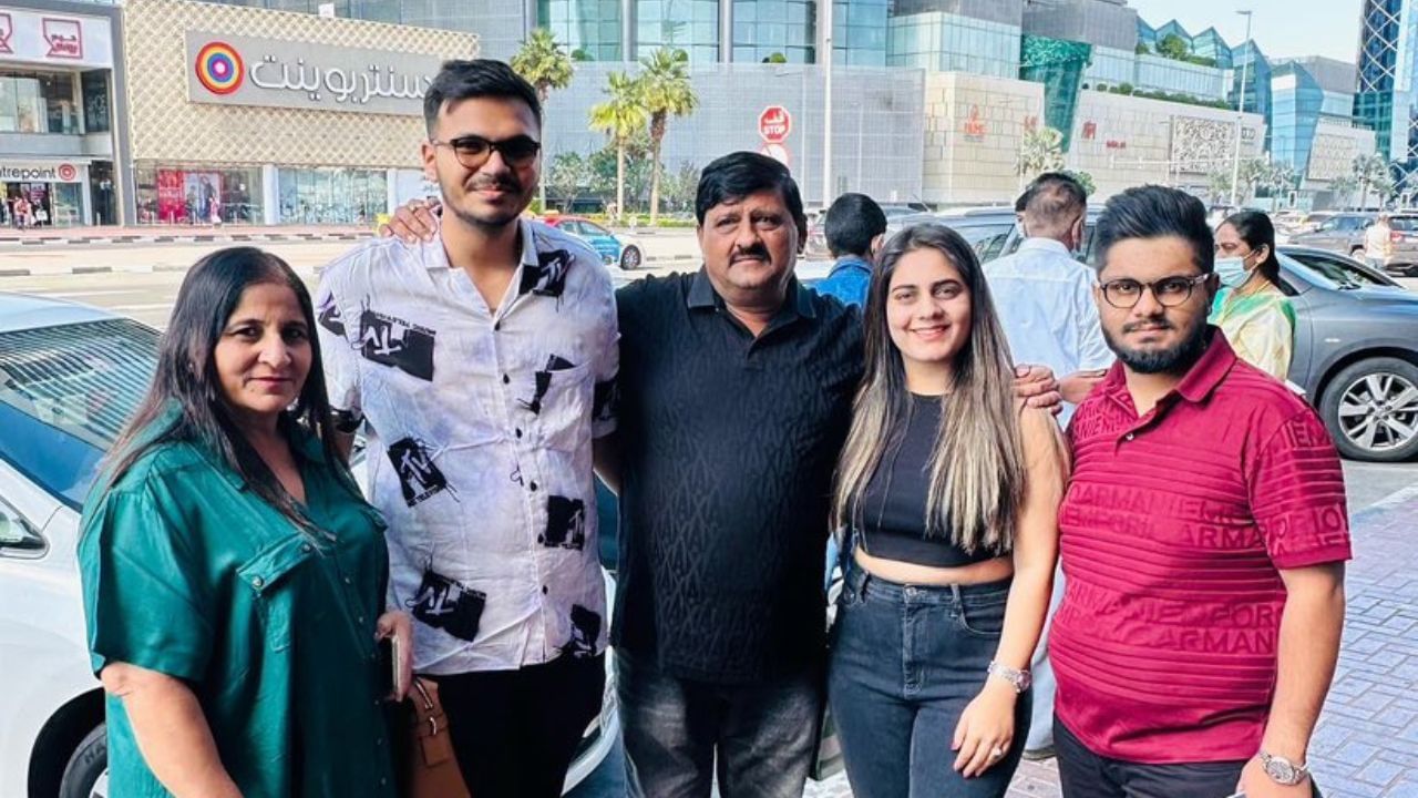 તેઓ મોરબી અને આસપાસના લોકોમાં "કાનાભાઈ" નામથી જાણીતા છે. તેમણે કૃષિ અને ઉદ્યોગમાં કામ કર્યું છે. તો કાંતિલાલ અમૃતિયાના પરિવાર અને પર્સનલ લાઈફ વિશે રસપ્રદ વાતો જાણો.