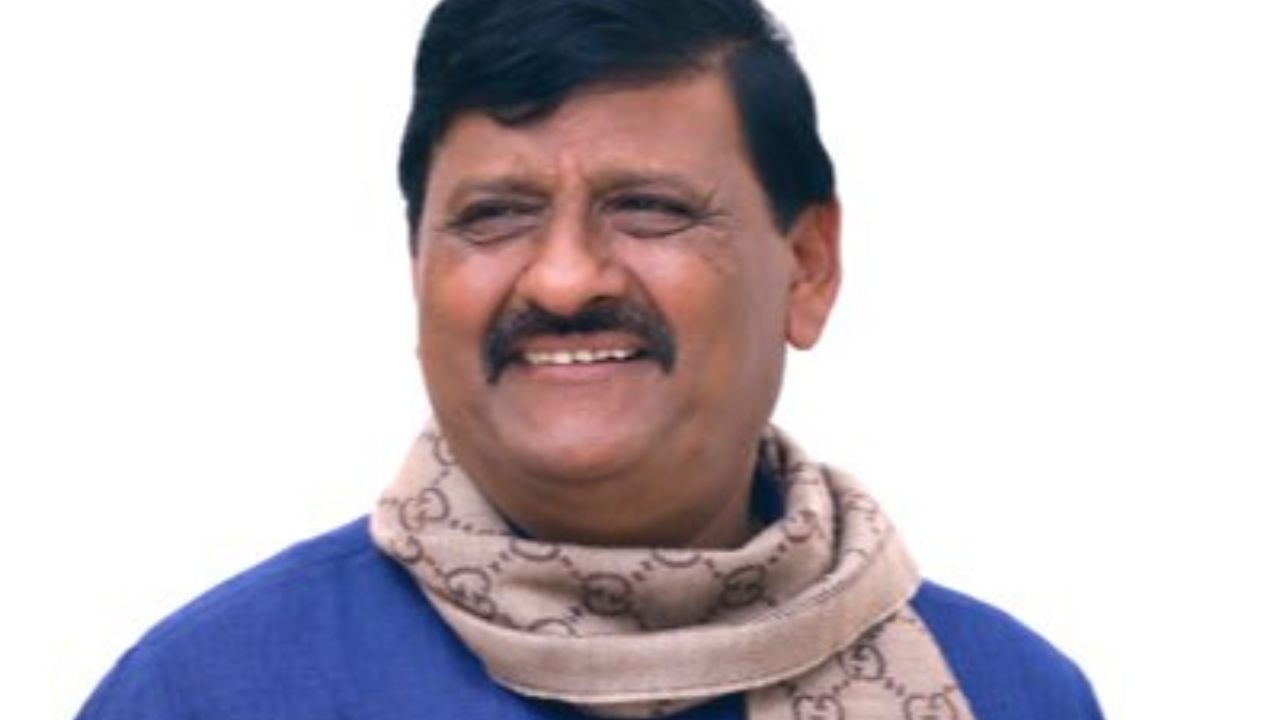 કાંતિલાલ અમૃતિયા લોકોમાં કાનાભાઈના નામથી જાણીતા છે. તેનો જન્મ મોરબી જિલ્લાના જેતપરમાં એક મધ્યમ વર્ગના પટેલ સમુદાયના પરિવારમાં થયો હતો. આજે મોરબીમાં કાનાભાઈ એક મોટું નામ છે. કાંતિલાલ શીવલાલ અમૃતિયાને શ્રમ અને રોજગાર વિભાગની જવાબદારીઓ મળી છે.