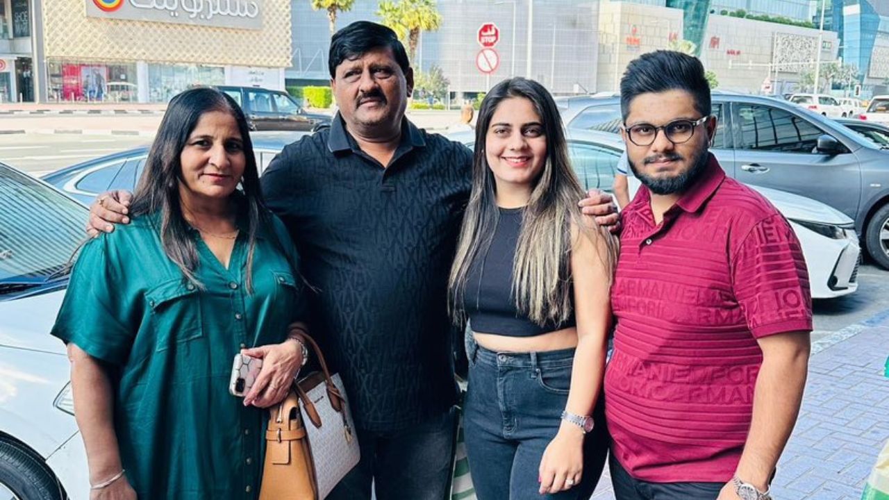 કાંતિલાલ અમૃતિયાના પરિવારની જો આપણે વાત કરીએ તો પરિવારમાં તેઓ 2 બાળકના પિતા છે. તેમનો દીકરો પ્રથમ અમૃતિયા છે અને એક દીકરી છે.