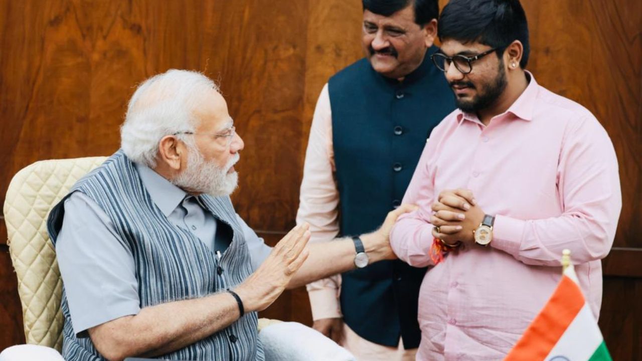  1970ના દાયકામાં મોરબી ડેમ તૂટવાને કારણે આવેલા પૂર દરમિયાન , તેમને નાના છોકરા તરીકે પણ પીડિતોના પુનર્વસન માટે સ્વૈચ્છિક સેવા આપી હતી. યુવાનીમાં, તેઓ અખિલ ભારતીય વિદ્યાર્થી પરિષદ , એક વિદ્યાર્થી સંગઠનમાં જોડાયા અને ભ્રષ્ટાચાર વિરોધી નવ નિર્માણ ચળવળમાં સામેલ થયા હતા.